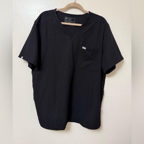 FIGS Men's Black V-Neck scrub top with side pockets - Picture 2 of 8